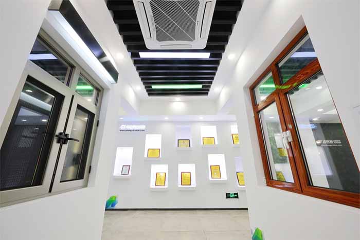 鋁型材定制開模中亞鋁型材廠家榮譽(yù)墻